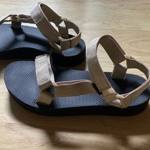 TEVA gold midform universal platform sandal